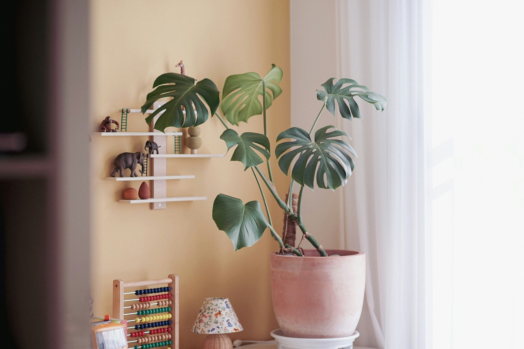 Blumentopf mit Erde und Abdeckmaterial auf dem Tisch